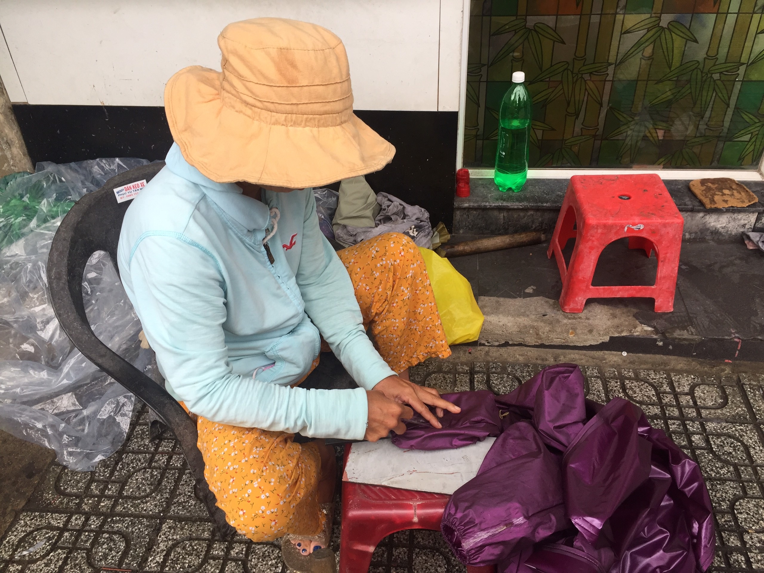 Nghề kiếm tiền nhờ áo mưa rách, một thời thịnh vượng đang dần bị lãng quên - 3