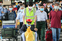 Vé máy bay, xe khách tăng cao, công nhân đắn đo "về hay ở"