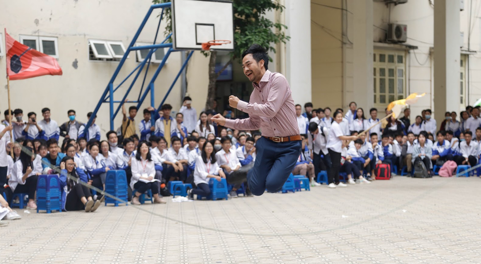 Khoảnh khắc thầy và trò trường THPT chuyên sư phạm “khua chiêng vàng” - 3 Khoảnh khắc thầy và trò trường THPT chuyên sư phạm “khua chiêng vàng” - 3