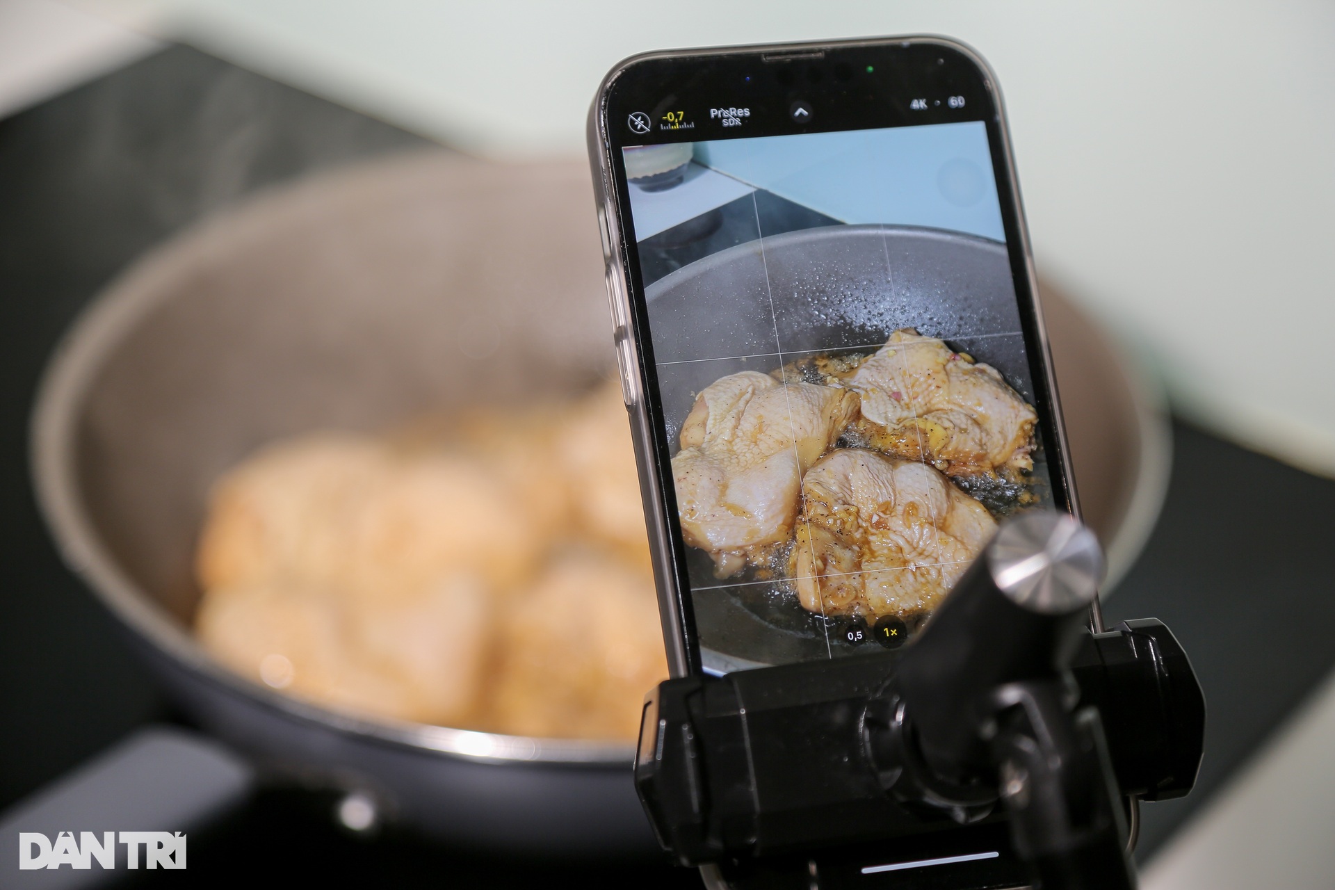 Unemployed father cooks pot of meat, unexpectedly finds a way to make a lot of money from TikTok - 7 Ông bố thất nghiệp kho nồi thịt, bất ngờ mở lối kiếm bộn tiền từ TikTok - 7