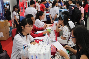 APOLLO Silicone nổi bật, thu hút nhiều sinh viên tại Ngày hội hướng nghiệp 2015 