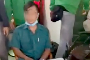 Cán bộ ban chỉ huy quân sự phường đánh bài ăn tiền