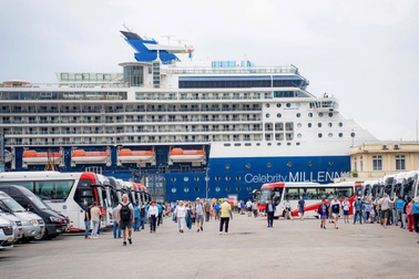 "Siêu du thuyền thiên niên kỷ" chở hơn 3.000 người cập cảng Chân Mây