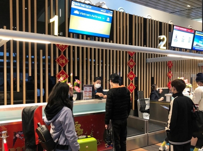 Hành khách làm thủ tục check-in tại Sân bay quốc tế Vân Đồn