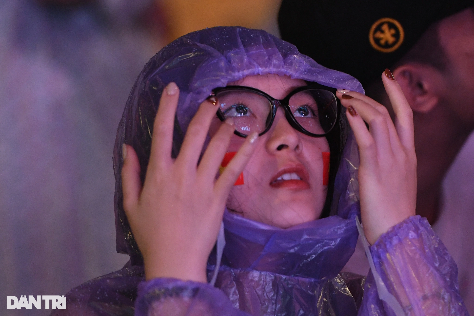 Cổ động viên TPHCM dầm mưa mừng chiến thắng của U23 Việt Nam - 10 Cổ động viên TPHCM dầm mưa mừng chiến thắng của U23 Việt Nam - 10