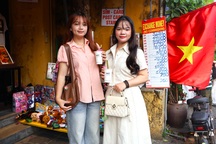 Giới trẻ chọn phố cổ Hội An tham quan, vui chơi dịp lễ Giỗ Tổ Hùng Vương