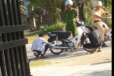 Công an yêu cầu 2 thanh niên xì lốp xe, dắt bộ vì... không đội mũ bảo hiểm?