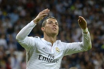 Ghi 4 bàn, C.Ronaldo san bằng kỷ lục của huyền thoại Santillana