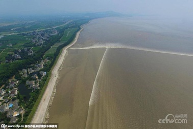 Hiện tượng sóng giao nhau hiếm gặp trên sông Tiền Đường