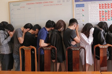 Bắt quả tang 11 thanh thiếu niên sử dụng ma túy đá trong khách sạn