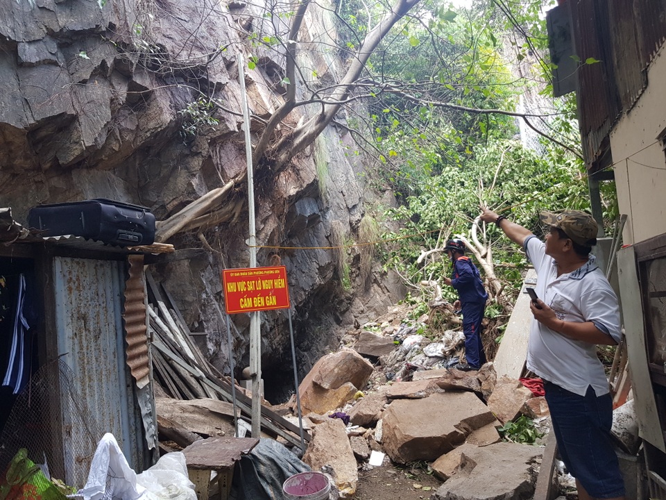 2 mẹ con đốt vàng mã bị đá trên núi rơi trúng, đè gần một giờ - 1