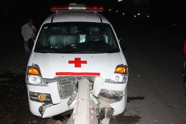 Xe cấp cứu đâm dải phân cách, 7 người thoát chết