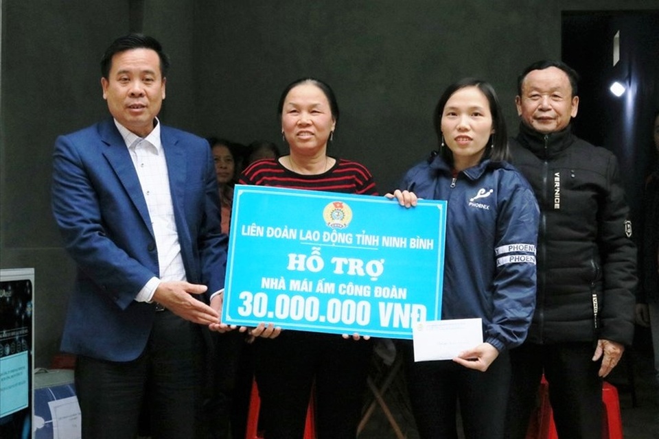 Ninh Bình: Trao 60 triệu đồng Mái ấm công đoàn cho đoàn viên khó khăn - 2 Ninh Bình: Trao 60 triệu đồng Mái ấm công đoàn cho đoàn viên khó khăn - 2