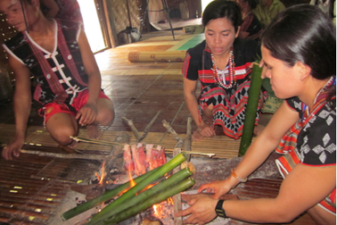 Thưởng thức món cơm lam thịt nướng của đồng bào Cơ tu