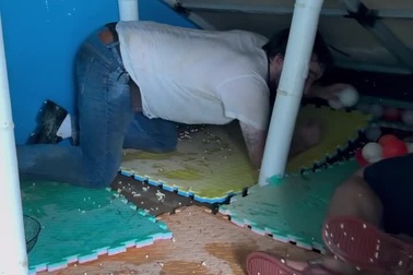 Khách Tây nói gì khi tham gia "tour dọn dẹp sau lũ" ở Thái Nguyên