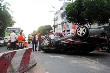 Tránh xe máy, ô tô thể thao “chổng vó” giữa đường