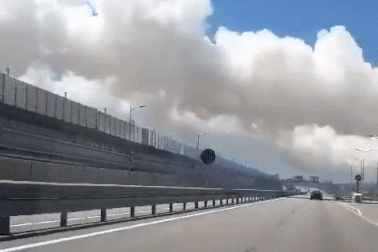 Nga phun khói ngụy trang dày đặc, quyết tâm bảo vệ cây cầu chiến lược