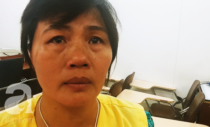 Người mẹ bật khóc nhìn con gái bị cắt chân, nằm liệt giường sau khi mổ não - Ảnh 1. Người mẹ bật khóc nhìn con gái bị cắt chân, nằm liệt giường sau khi mổ não - Ảnh 1.