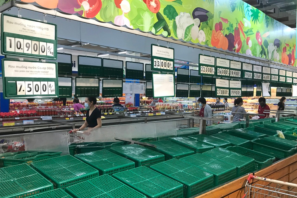 TPHCM: Sau lệnh giãn cách xã hội, siêu thị đông nghẹt, cạn hàng - 4 TPHCM: Sau lệnh giãn cách xã hội, siêu thị đông nghẹt, cạn hàng - 4