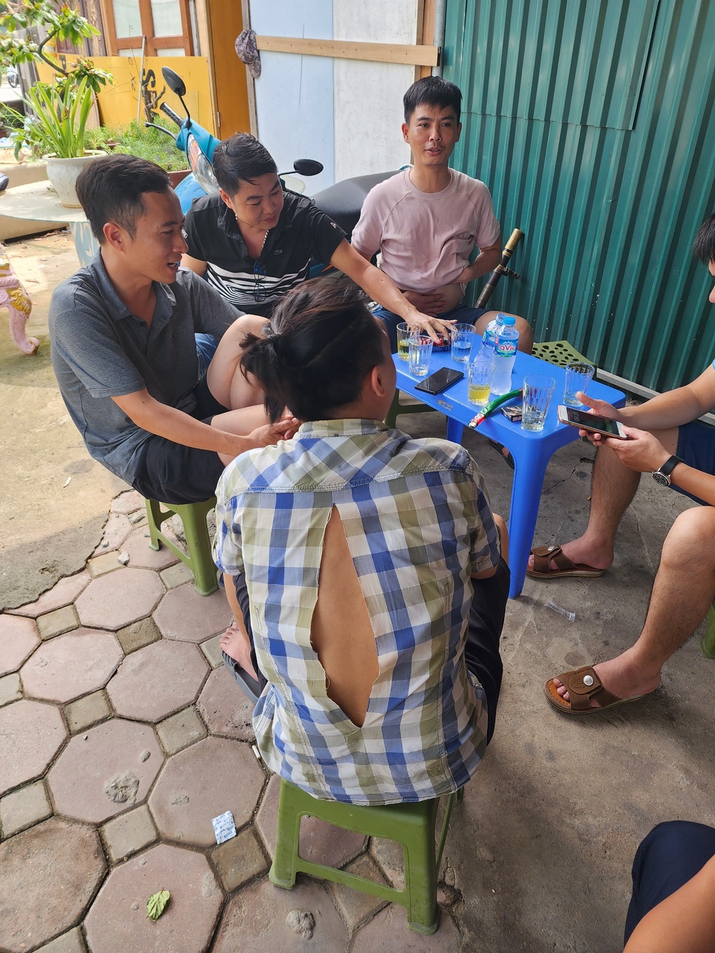 Cha mẹ xếp hàng xuyên đêm, chen lấn rách áo để nộp hồ sơ vào lớp 1 cho con - 5 Cha mẹ xếp hàng xuyên đêm, chen lấn rách áo để nộp hồ sơ vào lớp 1 cho con - 5