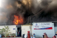 Hơn 100 lính cứu hoả căng mình chữa cháy công ty hoá chất