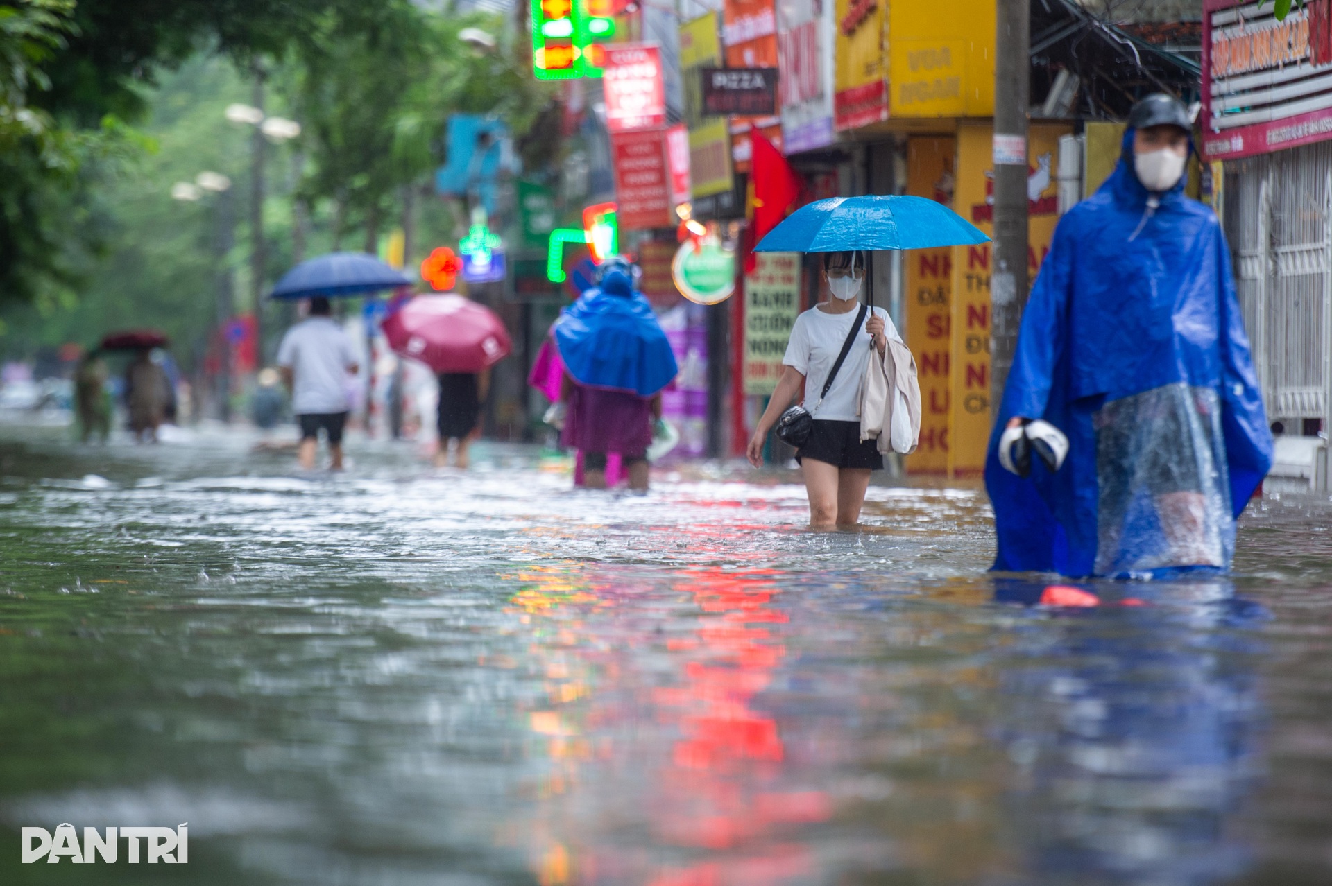 Hà Nội: Nhiều tuyến phố ngập như sông, người dân bì bõm cõng con đến trường - 12 Hà Nội: Nhiều tuyến phố ngập như sông, người dân bì bõm cõng con đến trường - 12