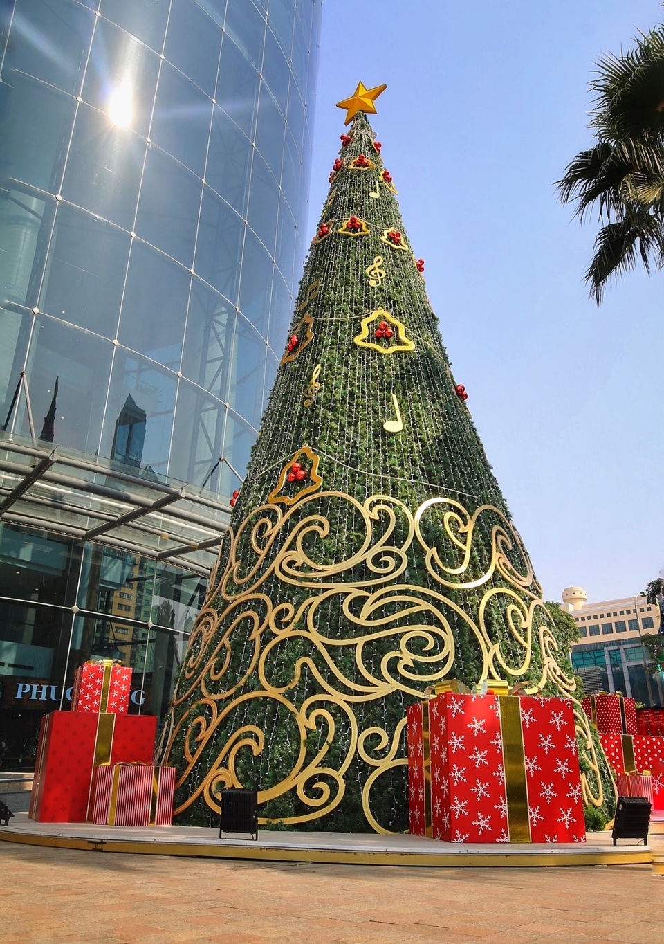 Chiêm ngưỡng những cây thông Noel khổng lồ trên đường phố Hà Nội - 9 Chiêm ngưỡng những cây thông Noel khổng lồ trên đường phố Hà Nội - 9