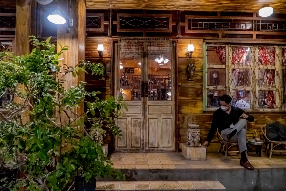Khách giảm 70% dù được bán tại chỗ, nhiều quán cà phê ở TPHCM khóc ròng - 1 Khách giảm 70% dù được bán tại chỗ, nhiều quán cà phê ở TPHCM khóc ròng - 1