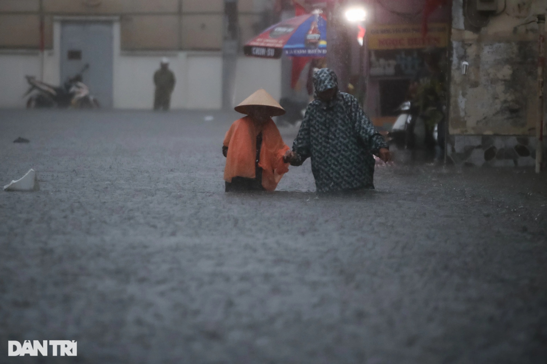 Vịt bơi vào nhà, đường biến thành sông sau mưa lớn ở TPHCM - 11 Vịt bơi vào nhà, đường biến thành sông sau mưa lớn ở TPHCM - 11