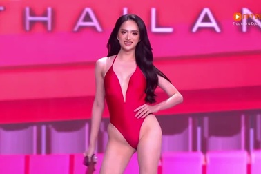 Hương Giang trình diễn áo tắm tại bán kết Hoa hậu Hoàn vũ 2025