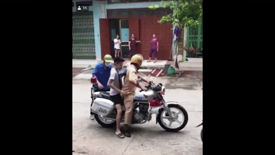 Thí sinh ngủ quên được cảnh sát giao thông dùng xe đặc chủng đến đón - 1 Thí sinh ngủ quên được cảnh sát giao thông dùng xe đặc chủng đến đón - 1