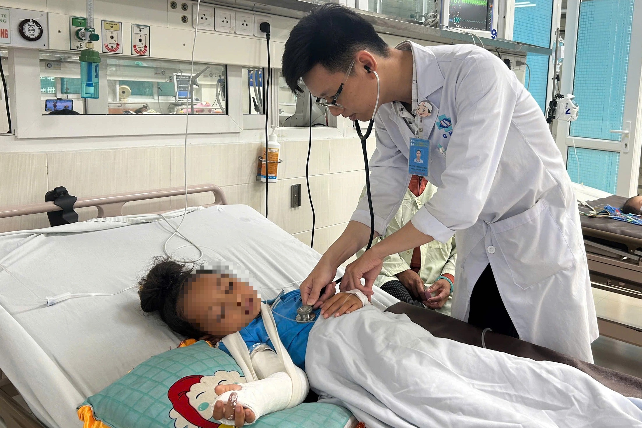 Chơi đùa với bạn, bé gái ngã khiến lách vỡ thành nhiều mảnh - 1