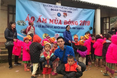 Xúc động quà Tết của SV trường ĐH Mỏ - Địa chất tặng gần 800 HS nghèo vùng cao