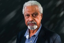 Viết 10 cuốn tiểu thuyết đã đoạt Nobel Văn học, Abdulrazak Gurnah là ai?