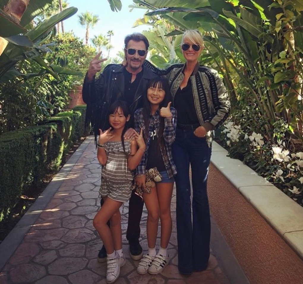 Cô bé mồ côi gốc Việt được danh ca Pháp nhận nuôi giờ ra sao? - 2