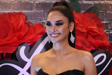 Pia Wurtzbach bốc lửa trên thảm đỏ