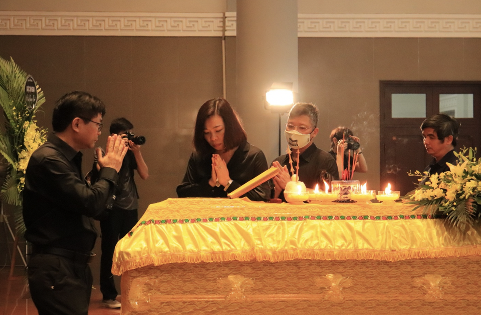 Hàng nghìn sinh viên, giảng viên tiễn biệt PGS.TS Lưu Văn An - 6 Hàng nghìn sinh viên, giảng viên tiễn biệt PGS.TS Lưu Văn An - 6