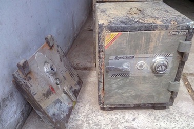 Trộm mang két sắt chứa vàng và hơn 100 triệu đồng ném xuống kênh