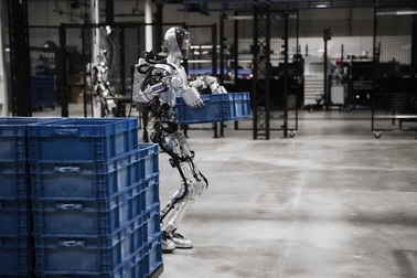 Figure 01 thể hiện khả năng bưng bê đồ vật