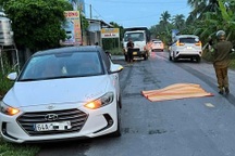 Tài xế ô tô bất ngờ xuống xe, nghi lao vào xe tải tự vẫn