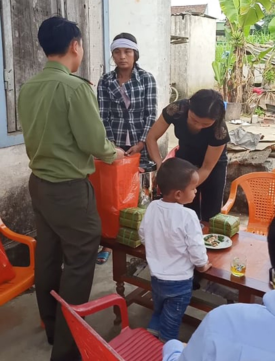 Những hình ảnh cảm động của bạn đọc Dân trí hỗ trợ nóng 4 em thơ mồ côi cha đón Tết - 7 Những hình ảnh cảm động của bạn đọc Dân trí hỗ trợ nóng 4 em thơ mồ côi cha đón Tết - 7
