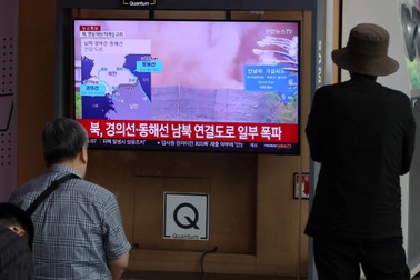 Tính toán của Triều Tiên khi bất ngờ cho nổ tung đường nối với Hàn Quốc