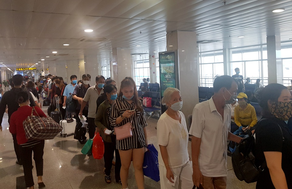 Sân bay Tân Sơn Nhất đông đúc .jpg Sân bay Tân Sơn Nhất đông đúc .jpg