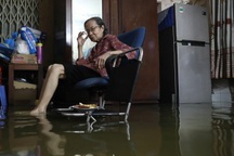 Người dân ngủ võng, thức cả đêm chuyển đồ do triều cường dâng cao ở TPHCM