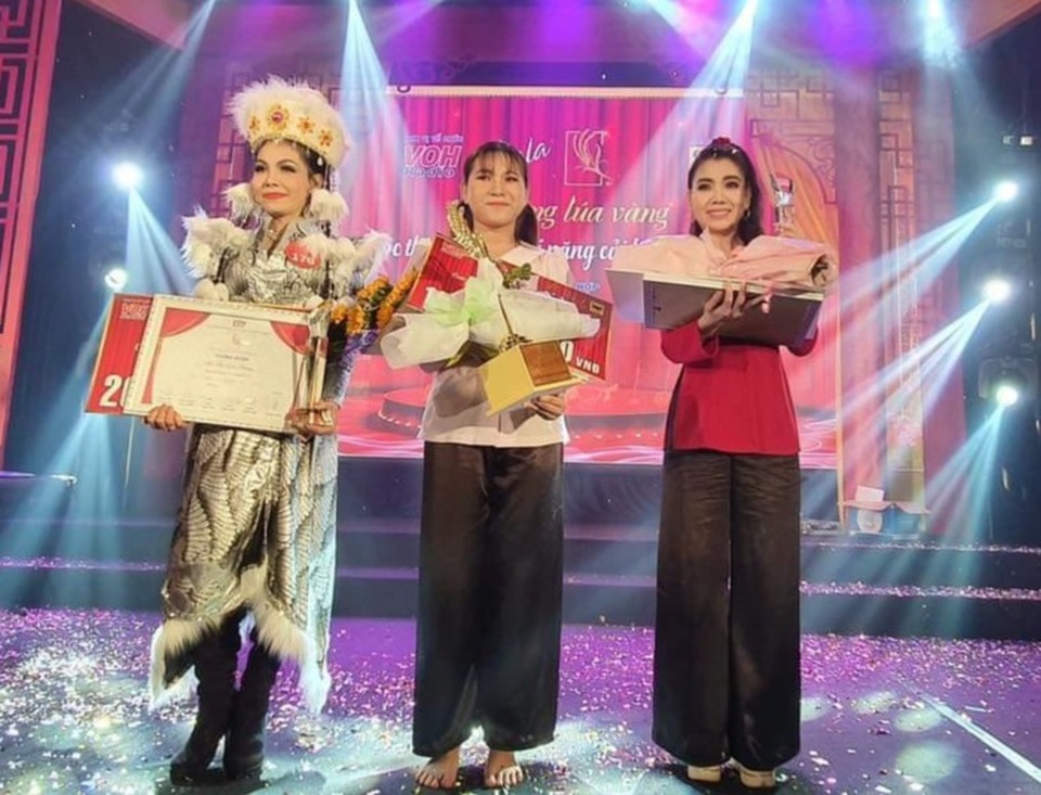 Nữ sinh 17 tuổi gây sửng sốt khi chọn lối đi... cải lương - 1