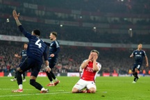 VAR ngoảnh mặt khiến Arsenal mất chiến thắng trước Aston Villa