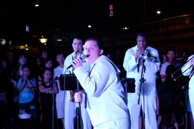 Khán giả nhún nhảy với Ban nhạc Hạm đội 7 Hoa Kỳ