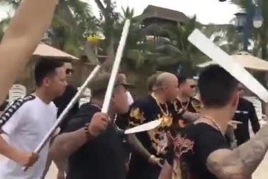 Vân Điệp mặc bikini sexy thiêu đốt trong một cảnh quay với Phan Hải