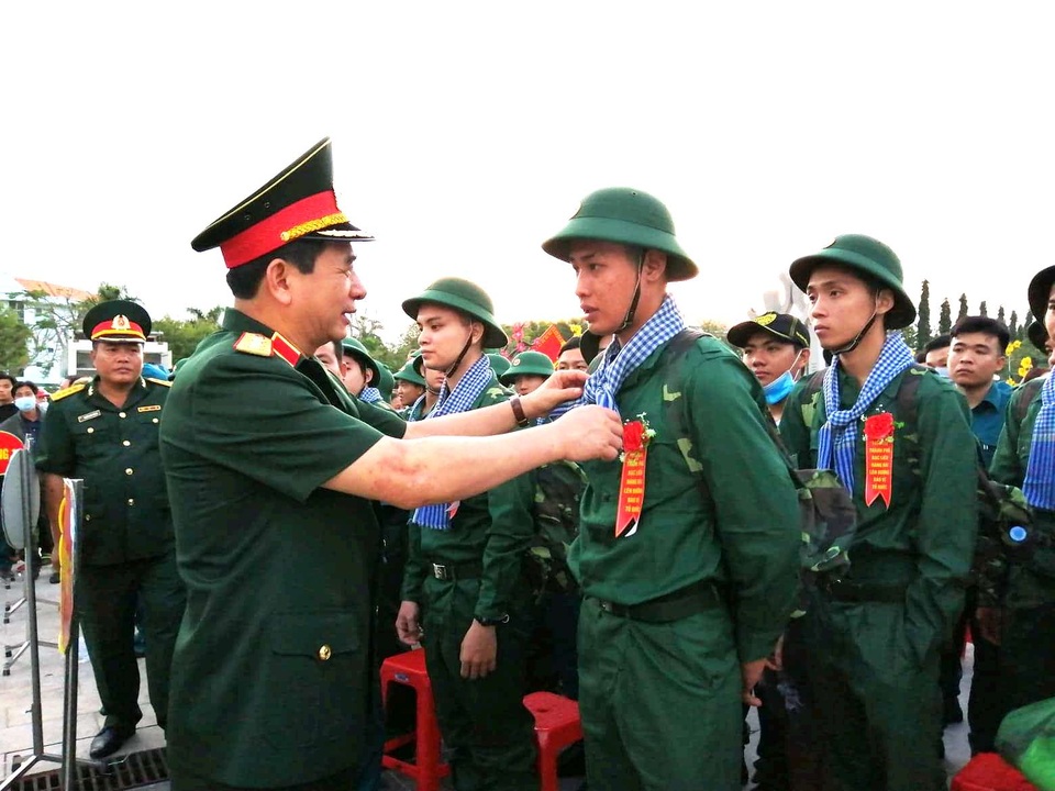 Tổng Tham mưu trưởng động viên tân binh lên đường nhập ngũ - 1 Tổng Tham mưu trưởng động viên tân binh lên đường nhập ngũ - 1