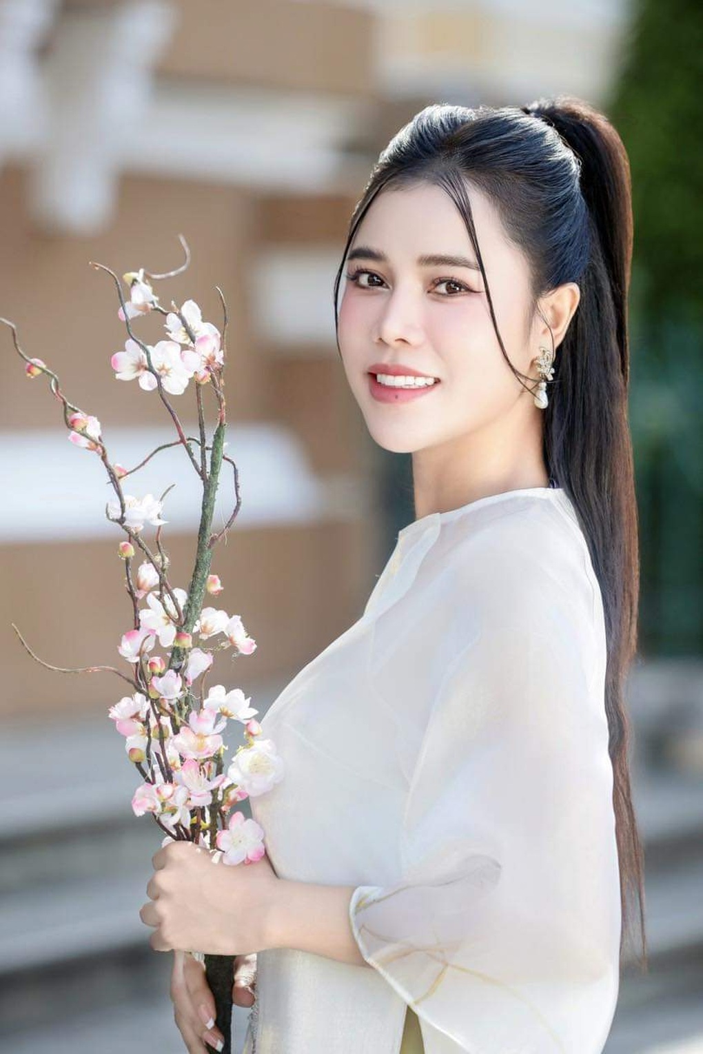 Ca sĩ Hồng Gấm: Được anh Quang Lê chỉ dạy, tôi tự tin hơn khi hát bolero - 2 Ca sĩ Hồng Gấm: Được anh Quang Lê chỉ dạy, tôi tự tin hơn khi hát bolero - 2